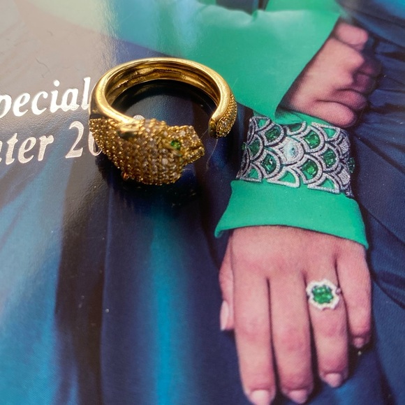 Gold Lion Head Ring with Green Gemstones - Picture 5 of 6